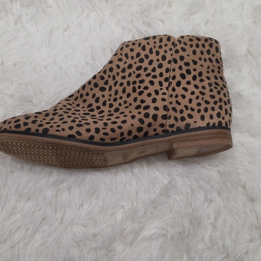 Cat & Jack LeopardPrint Booties. Size 5
